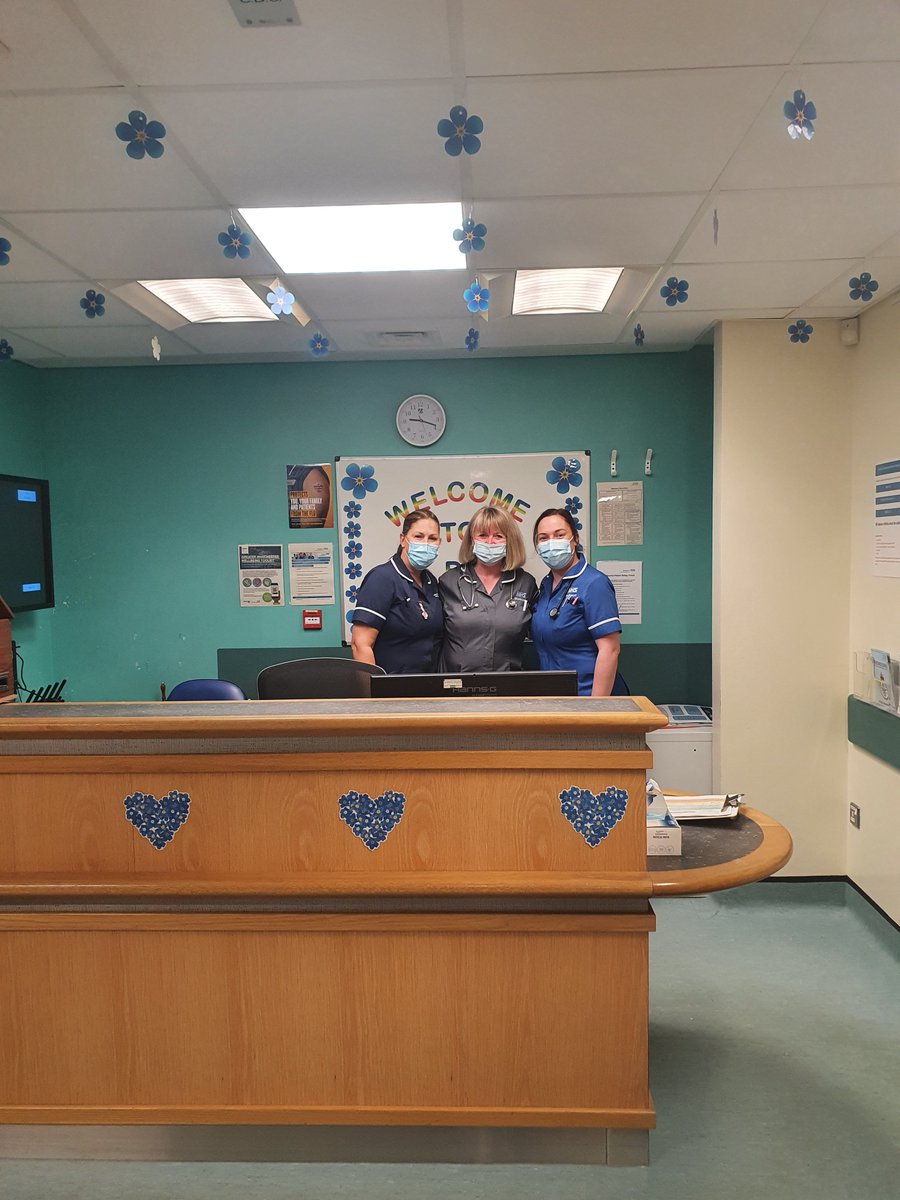 It's dementia awareness week! The acute frailty team are celebrating and raising awareness with our lovely patients all week. Lots of activities going on with the patients today! 🥰👌 <a href="/AdeleFowden/">Adele Fowden</a> <a href="/Michellepennin/">Michelle 💙</a> <a href="/julieleggatt5/">julie leggatt</a> <a href="/traceywainright/">tracey wainwright</a> (consent gained for photos taken)