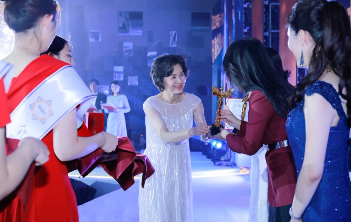 PDIPOA's tweet image. #Protocol101 During a ceremony, awards are presented in precedence (or reverse precedence) order regardless of the status of the award recipient. #protocol #protocolrules #PDIPOA