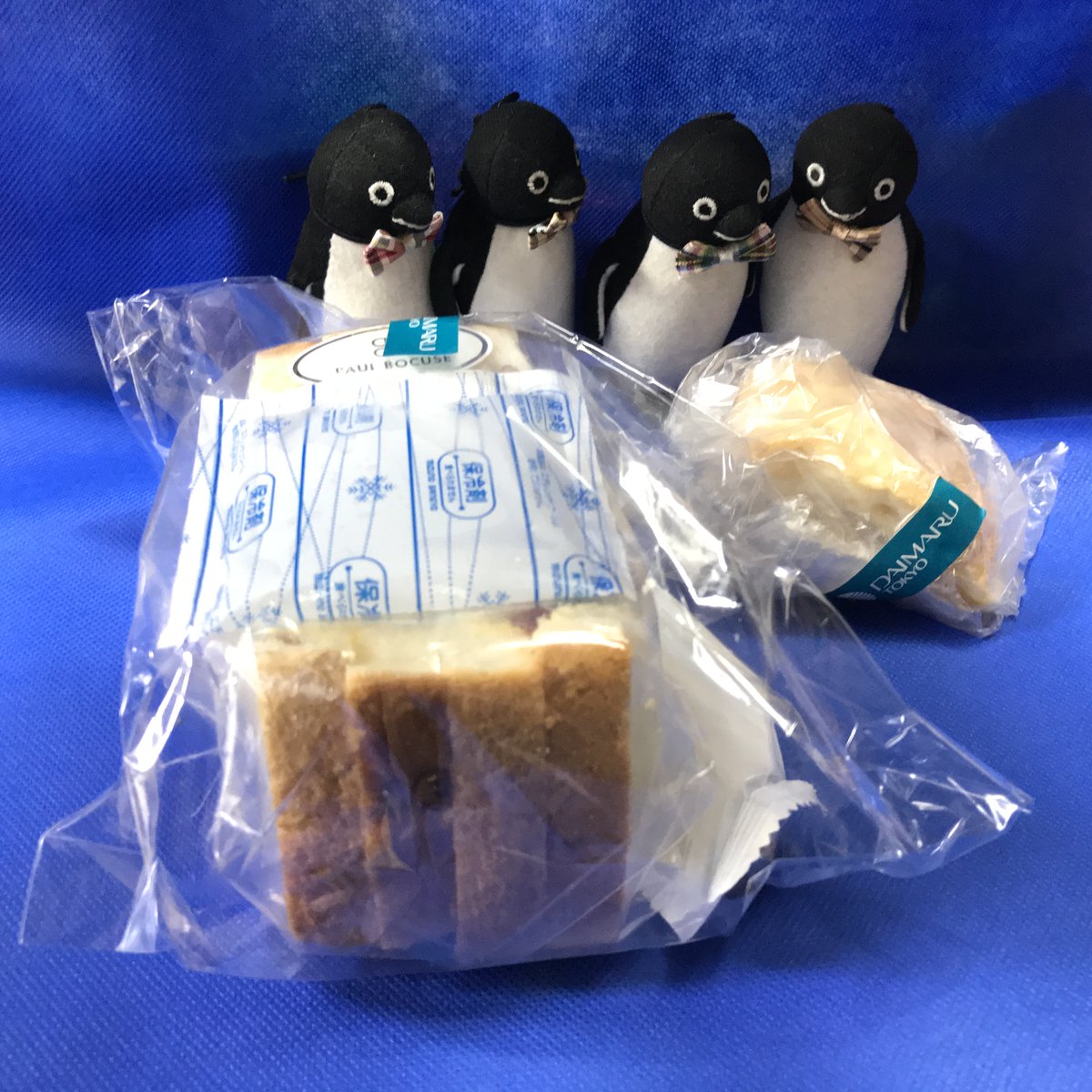 SailfishPenguin's tweet photo. #Suicaのペンギン
#ポール・ボキューズベーカリー
#DEBAILLEUL

日曜日、大丸東京店でサンドイッチを購入。会計時に「生ブール」という美味しいパンを試食でいただきました。
その後オアゾにあるドゥバイヨルのカフェに立ち寄りショコラを注文。小さな板チョコをサービスいただきました。
おまけ万歳！ https://t.co/YRBMN716A3