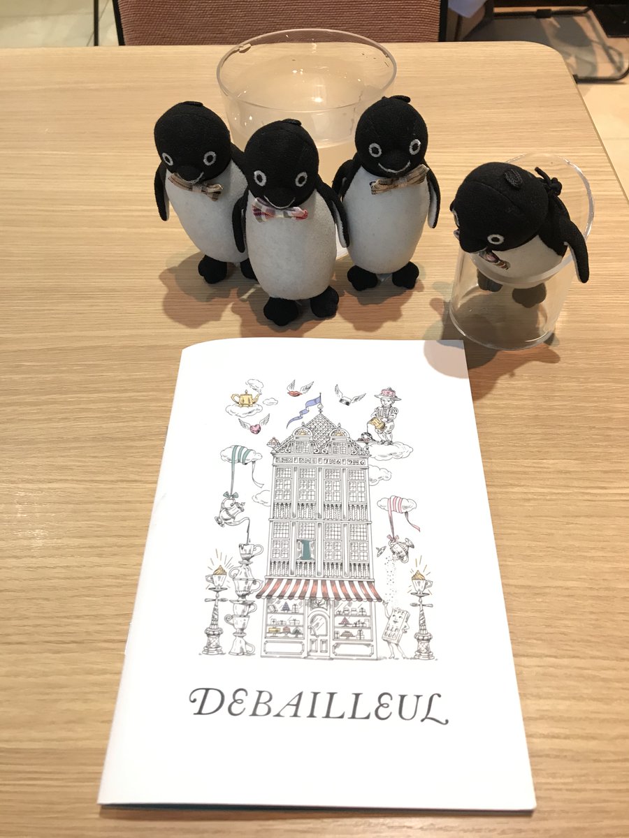 SailfishPenguin's tweet photo. #Suicaのペンギン
#ポール・ボキューズベーカリー
#DEBAILLEUL

日曜日、大丸東京店でサンドイッチを購入。会計時に「生ブール」という美味しいパンを試食でいただきました。
その後オアゾにあるドゥバイヨルのカフェに立ち寄りショコラを注文。小さな板チョコをサービスいただきました。
おまけ万歳！ https://t.co/YRBMN716A3