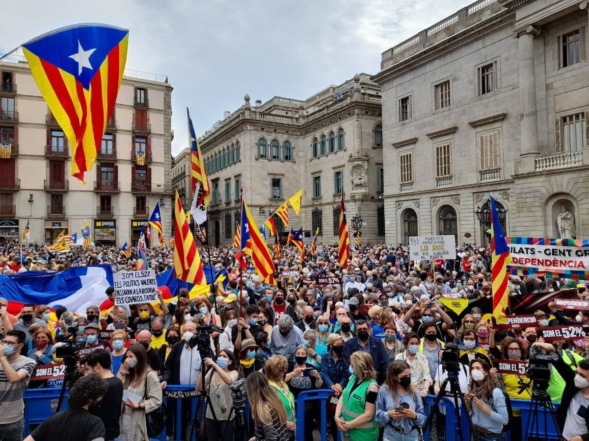 assemblea's tweet photo. ⬛️⬜️ Que s'arribi a un acord és també gràcies a la perseverança i la fermesa de totes les persones que formeu part de l'Assemblea!

👉Ara cal continuar empenyent perquè es faci la independència durant aquesta legislatura!

Amb tu ho podrem tot: https://t.co/D10uHzzMeE https://t.co/PrOsV4GFK6