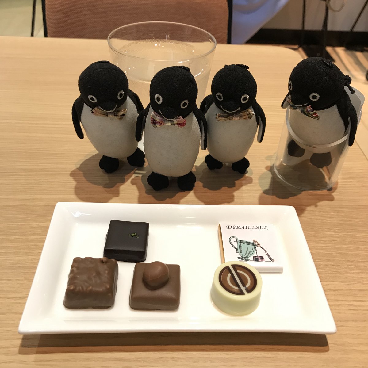 SailfishPenguin's tweet photo. #Suicaのペンギン
#DEBAILLEUL

コーヒーあるいは紅茶に合うショコラをお店がチョイスし提供くださるメニューがあります。ひと粒では足りないね、とペンギンさんたちとショーケースからたくさん選んじゃいました。
店員さんによるサービスのショコラも加わり、プレートの上がにぎやか。豊かなひと時。 https://t.co/k1RXlBPnB1