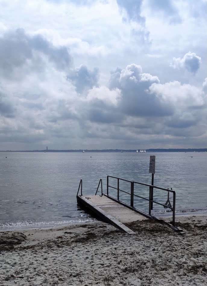 glaubeweiter's tweet image. #Montag #Beginn einer neuen #Woche #Wolkig #Durchwachsene #Aussichten Wohin wird sie uns bringen? Zu #NeuenUfern? Hier #Schilksee #SchleswigHolstein mit #Blick auf #Laboe in der #Ferne #Ostsee #BalticSea „Gotte segne Und und behüte uns und begleite uns durch diese neue Woche!“