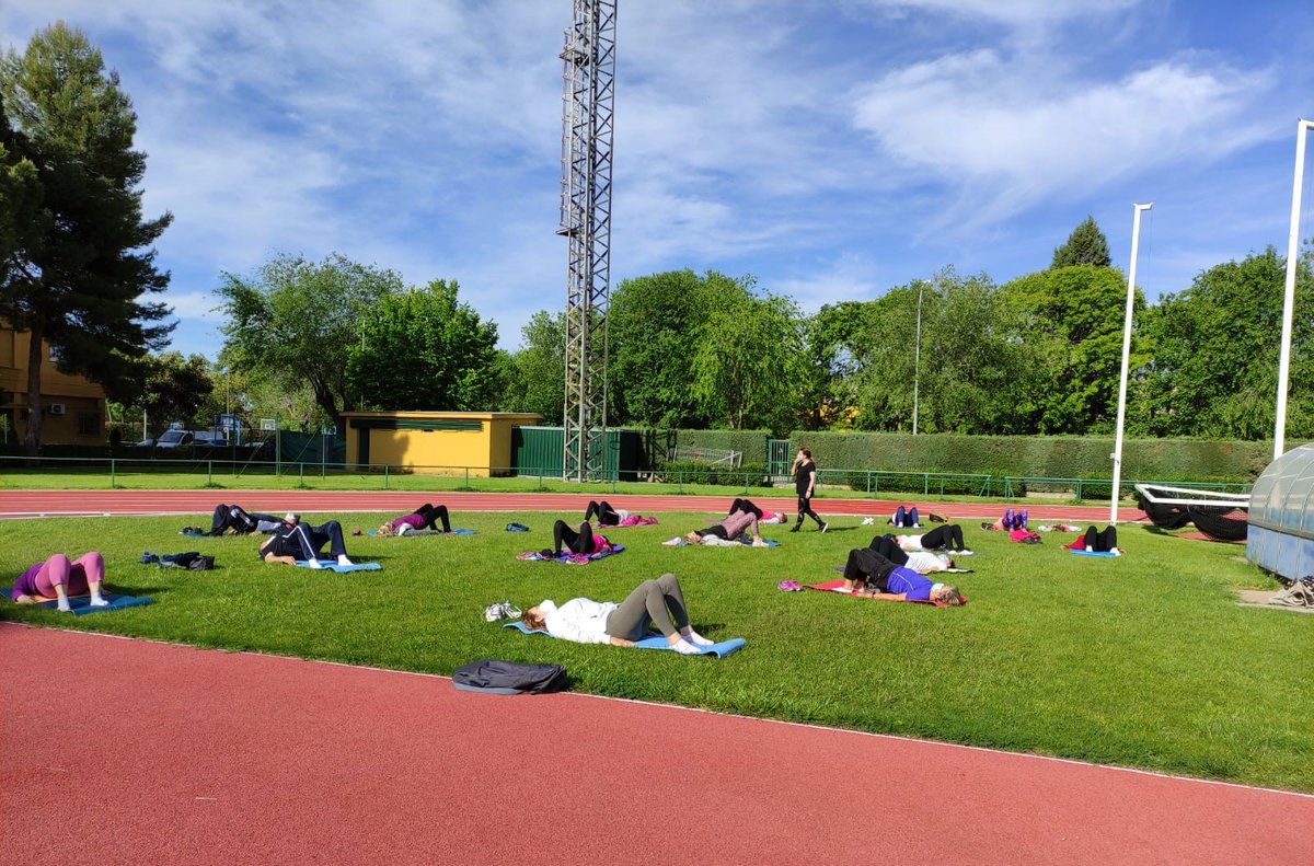 AytoAlcalaH's tweet photo. Esta mañana han dado comienzo las actividades al aire libre para #mayores con las sesiones de pilates en la #CiudadDeportiva #ElVal y las de gimnasia en el #ParqueODonnell. 👩🦳👨🦳 https://t.co/RI9bMPZ1PU