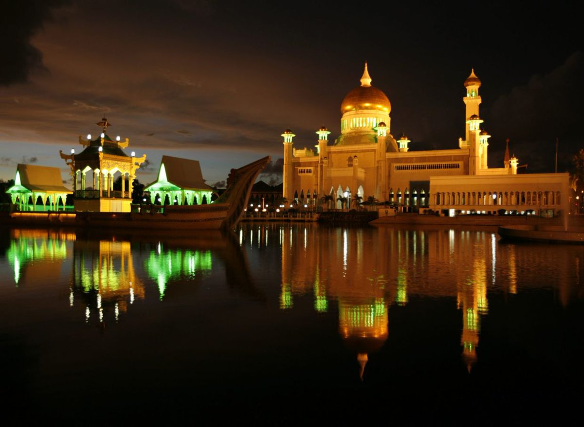 Малайзия бруней. Дворец Султана Брунея. Бруней Белайт река. Мечеть Кьяронг-Моске Бруней.