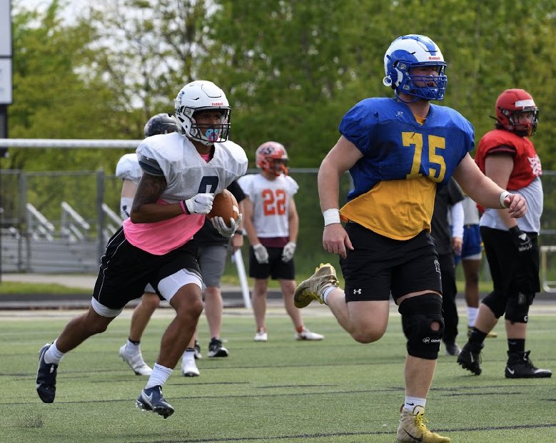 gabe_hulsy_75's tweet photo. Couple pictures from the first PSFCA practice for Big School West @ Gateway HS pic creds: @PaFootballNews @KDRamsFootball @KDPOWERLIFTING @KDHS_Athletics @EdinboroFB also switched it up a little 7️⃣5️⃣ @Pmaloney65M https://t.co/Olup95jmrz