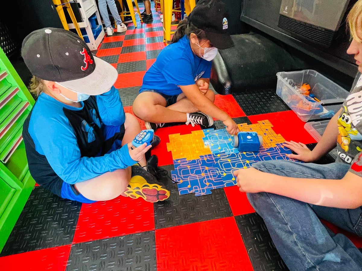 ryanegly's tweet photo. Lawrence Co. Schools recently launched an initiative to get STEM experiences into the hands of every elementary-aged student. The Exploration Station—outfitted with the latest STEM gadgets & games—has been on the road this spring with great results! #LCSSDifferenceMakers https://t.co/qQ4gcggeg5