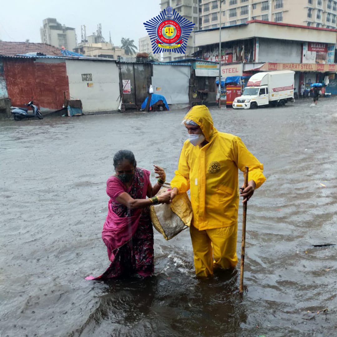 MumbaiPolice's tweet photo. Arm-In-Arm - Marching Towards Safety! 

#CycloneTauktae 
#OnDutyForMumbaiCity https://t.co/SgYSOZicr4