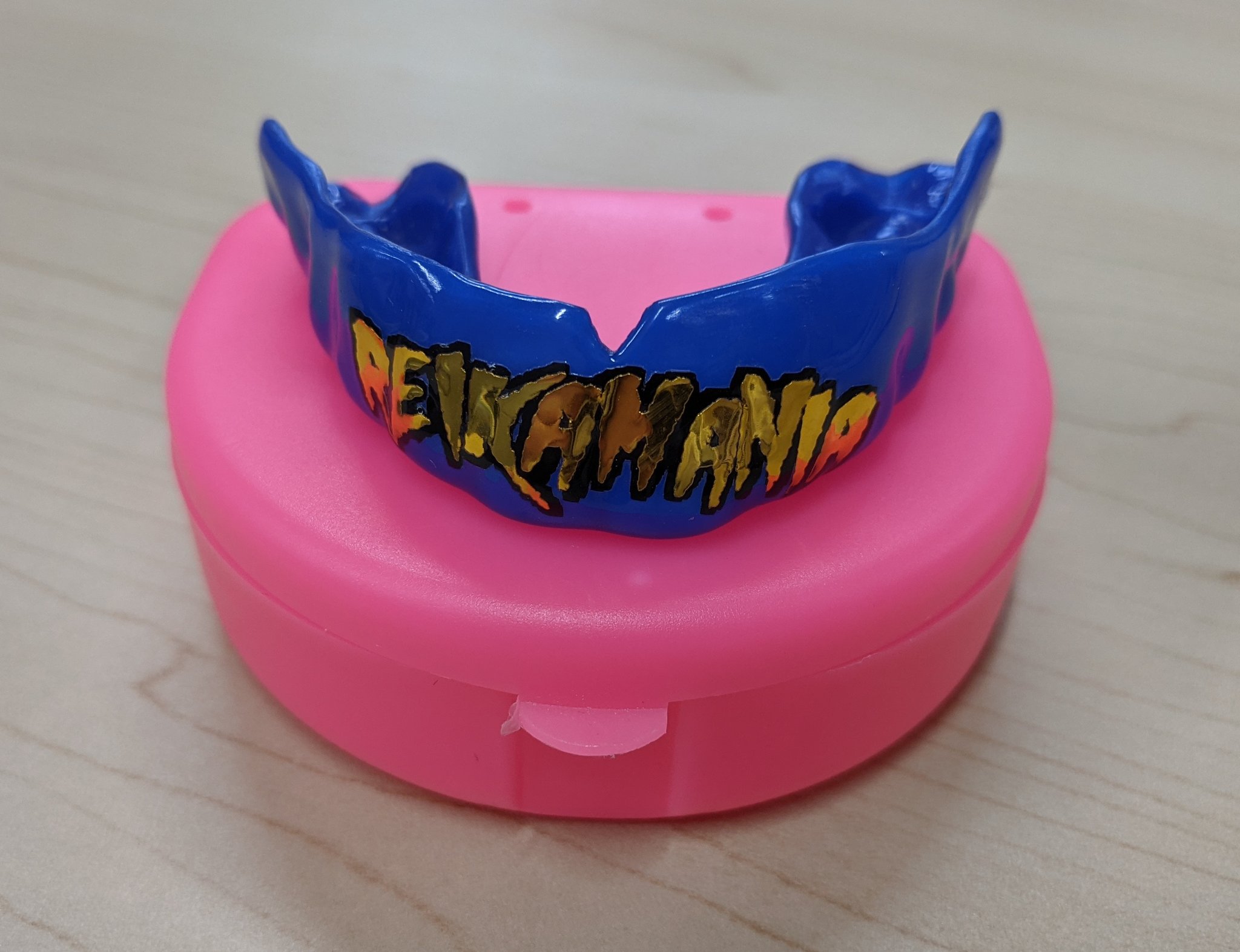 才木 玲佳 Reika Saiki お世話になってる歯医者の先生が新しいマウスピースを作ってくれたーーーっ 前に作ってくれたreikamaniaの色違い かっこいいーーーー T Co W8qst1zjgf Twitter
