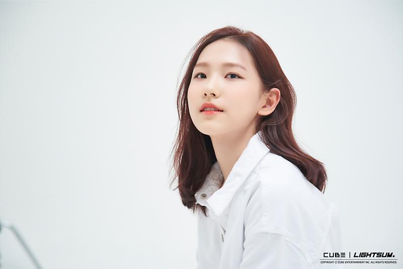 huiyeonlightsum's tweet photo. Behind the scene on the day we’re taking profile photo. There, you meet Oh Huiyeon, who greets you with her dimple, an additional charming point to her lovely feature. ☽༓･*˚⁺‧͙ https://t.co/nQ3O9m2lim