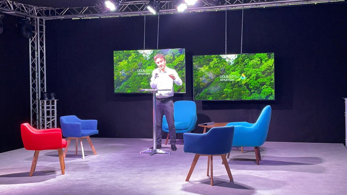 Carsat_RA's tweet photo. 📽️ [#EnDirect] ➕ de 6️⃣0️⃣0️⃣ personnes de #RhoneAlpes sont connectées 🖥️ en direct à la visioconférence 🎦 #CapFormSenior avec Emmanuel Delessert, philosophe, écrivain @HachetteLivre et enseignant. https://t.co/mZssHSH9jZ