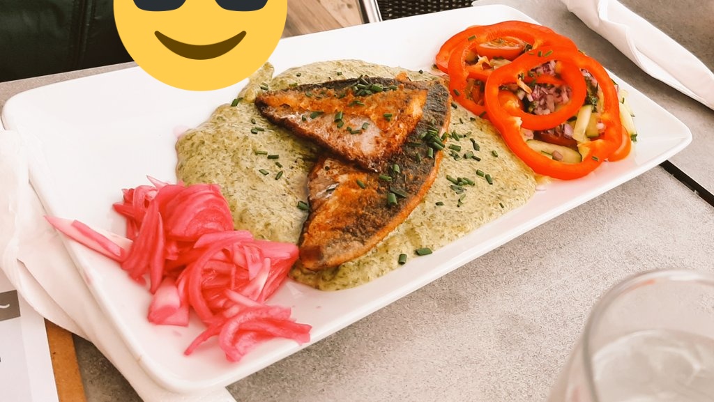 Dont4getSnacks's tweet photo. Dagens fisk! #lunch #Sweden #island #gullholmen #fish #delish @GutomHungry @tasty #momlife #Europe #outdoor #mealtime #Sverige #sundayvibes https://t.co/XRhgC19ZvE