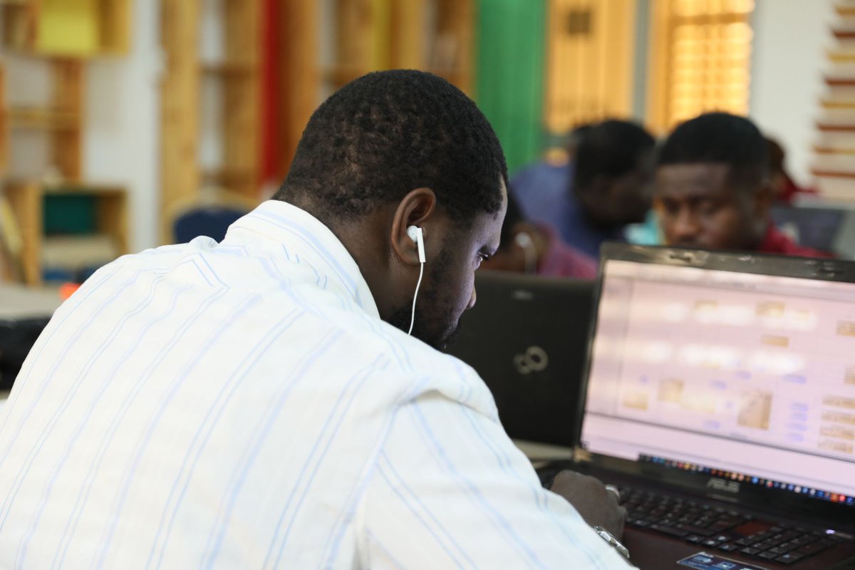 NunyaLab's tweet photo. Day one! Après une brève énumération de leurs besoins, les équipes en compétition se sont mises au travail. Au programme, brainstorming pour les idées de projet et codage pour les projets à l’étape de prototypage.
#HackYourAdmin
#NunyaHack
#Pnudtogo
#Faiej https://t.co/BnPCzzaCV7