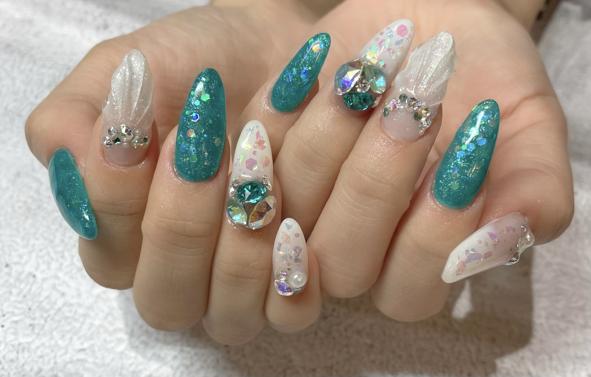 Twitter এ なぎさ New Nail 誕生石 エメラルドグリーンネイル T Co Pxblglcuwg ট ইট র