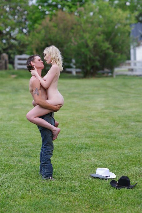 Some BTS photos from the horse shoot 💕 can&rsquo;t wait till the photographers get back to me and I can post