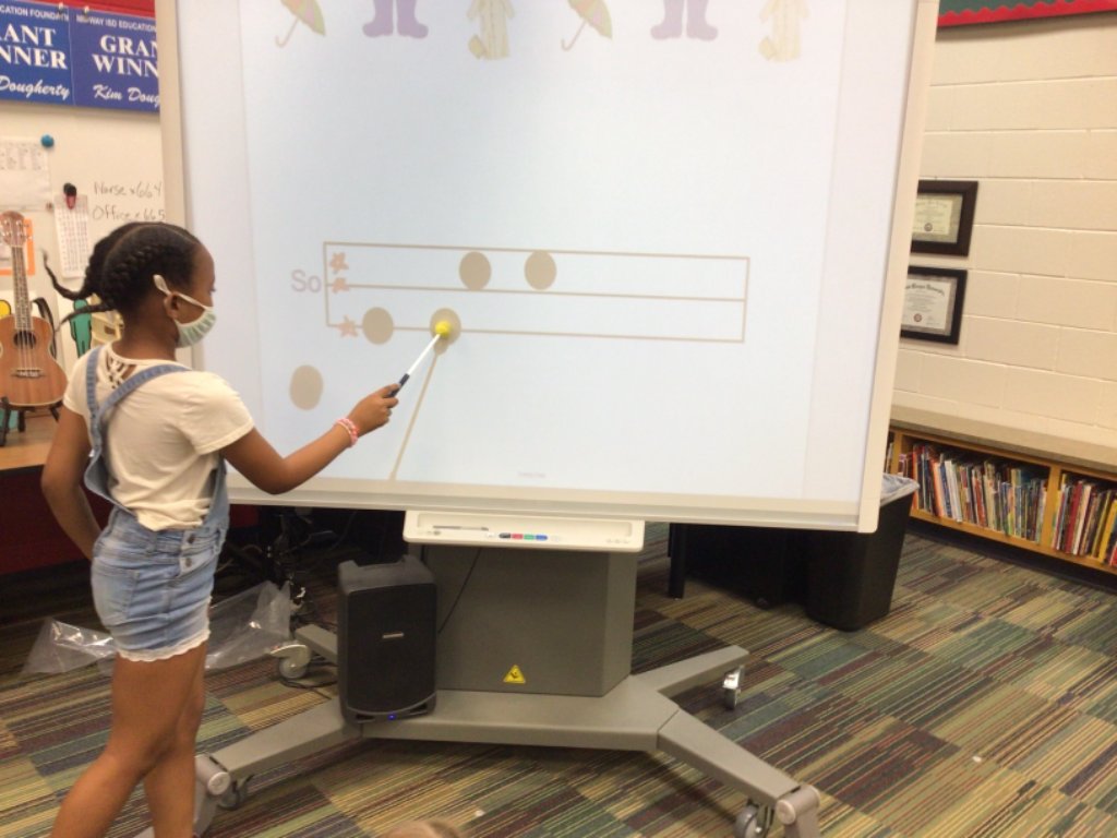 CastlemanCreek's tweet photo. @CastlemanMusic first graders are composing and singing a melodies on a staff. #CCEstrong #music1 https://t.co/7afh9LF1pp