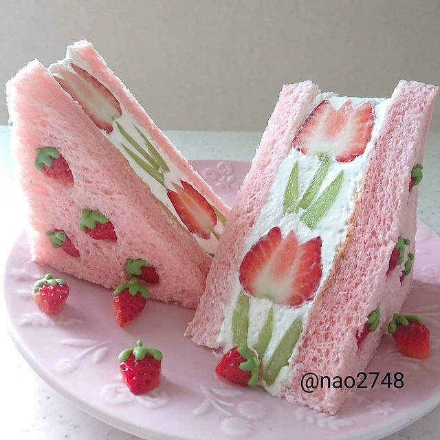 Strawberries Sandwich by nao2748