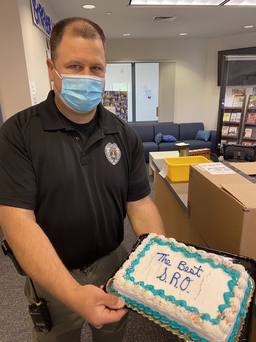 jennbubser25's tweet photo. We 💙 our SRO! #qcsd ⁦@BillHarner⁩ https://t.co/AAeE89mTJz