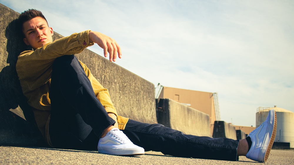 'Deja Vu', the new single from <a href="/claynewsom/">Clay Newsom</a>, narrates the struggle of a toxic relationship and shows a direction for the rising artist.

giggoer.com/2021/05/15/cla…