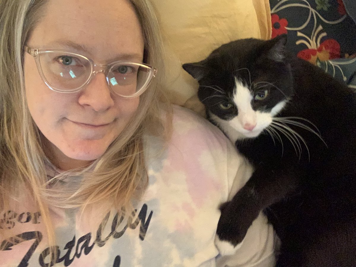 chouinardphoto's tweet photo. My cat behaves like an “emotional service” animal. He recognizes I’m in distress & he comes to comfort me. #SeriouslyAmazing #CatHugs https://t.co/7naYkoCTwm