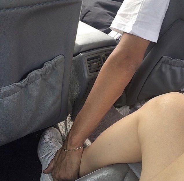 lagi duduk belakang karena di depan ada saudaranya tetep aja bucin megang kaki aku, i love you sayang 💕💕