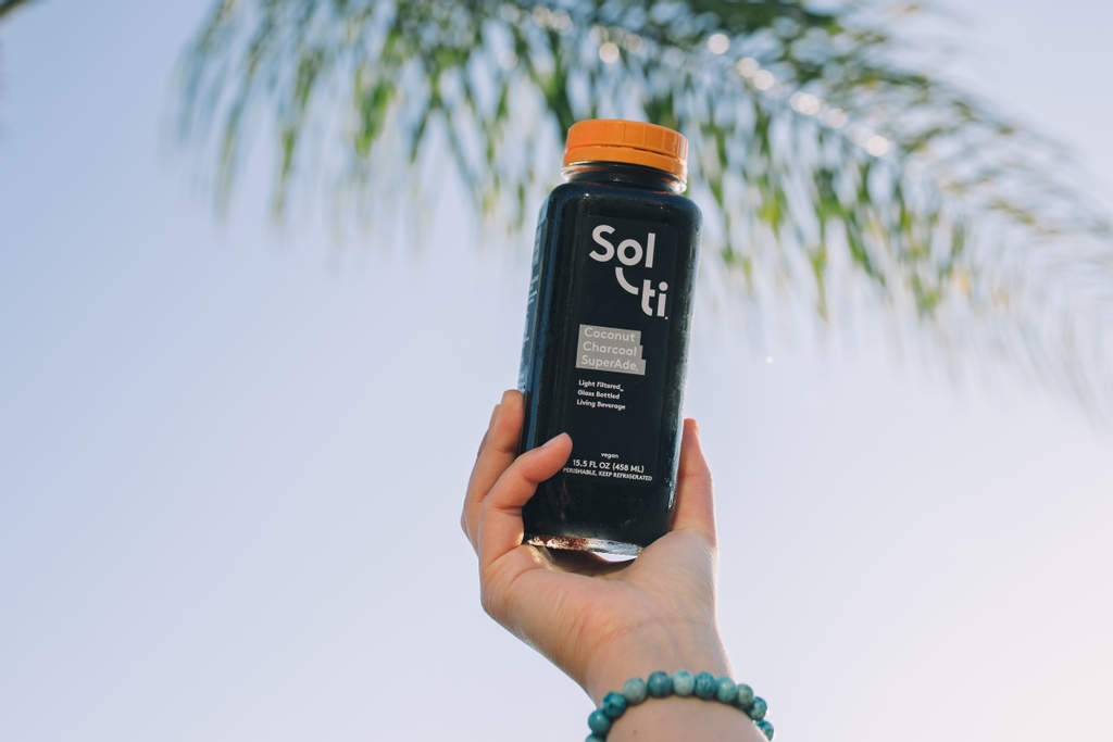 Time to detox 🍋⁠ ⁠ Activated Charcoal helps to:⁠ ⁠ ✅ Absorb Toxins⁠ ✅ Reduce Gas⁠ ✅ Improve Elimination ⁠ ⁠ #Detox #Cleanse #DrinkSolti #LetYourselfShine