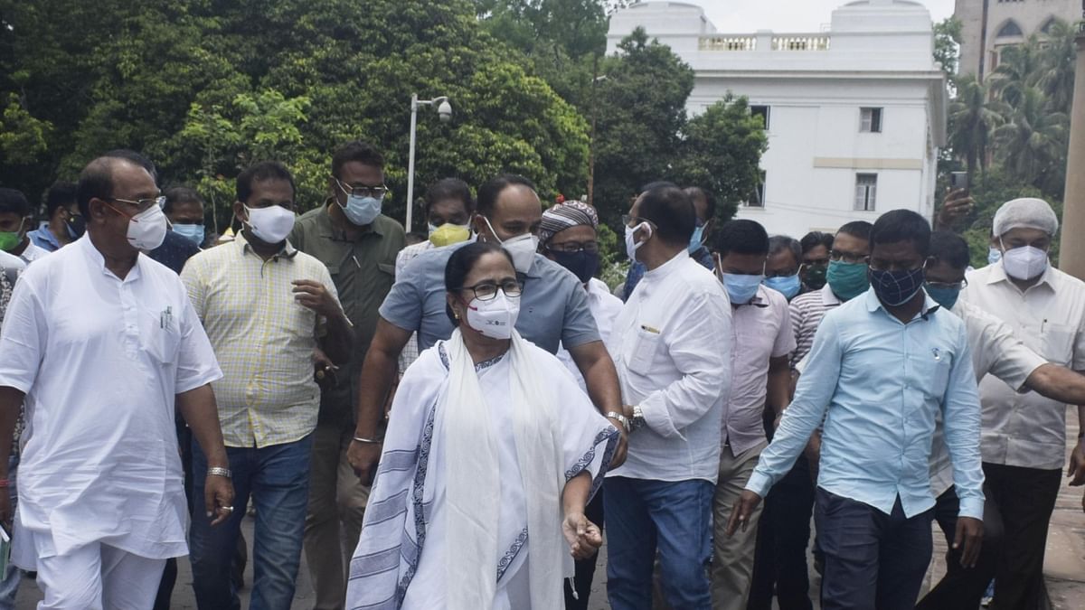 LiveLawIndia's tweet photo. #JustIn
"This court has been called upon to deal with an extraordinary situation where Chief Minister of the State can sit on a dharna outside the office": #CalcuttaHighCourt while staying bail given to West Bengal ministers and leaders arrested by CBI
#NaradaScam https://t.co/KLKpqs2nN9