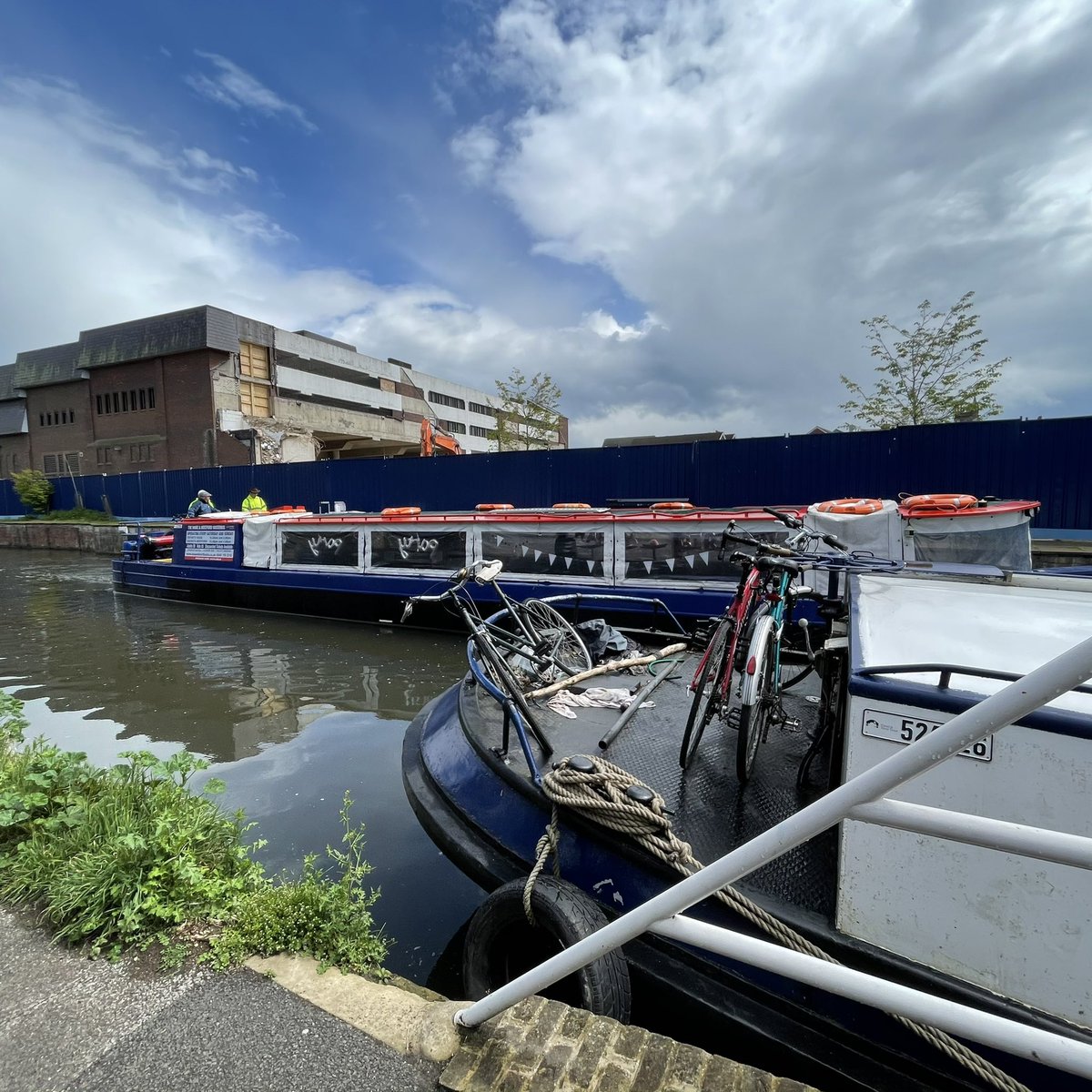 DanChichester's tweet photo. Good to see @Leeandstortboat emerging from lockdown and on a practice run past Folly Island and into the turning pool earlier. A cheerful glimpse of Summer between the rain showers! The hourly river bus between #Hertford and #Ware returns on the May bank holiday. #RiverLea ⛴🌞 https://t.co/JdTVYZK4pm