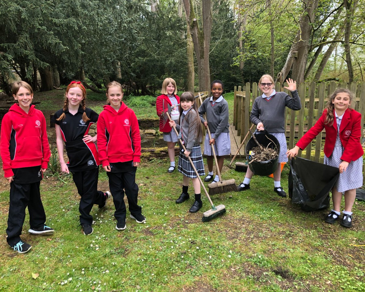 thorntoncollege's tweet photo. The Year 5 &amp; 6 Eco Green Club have been busy on Friday lunchtimes clearing the pond, picking up and monitoring litter around our grounds and planting sunflowers kindly donated by Dyer &amp; Butler. #ThriveAtThornton @ecoschools https://t.co/oWjOVD5KD4