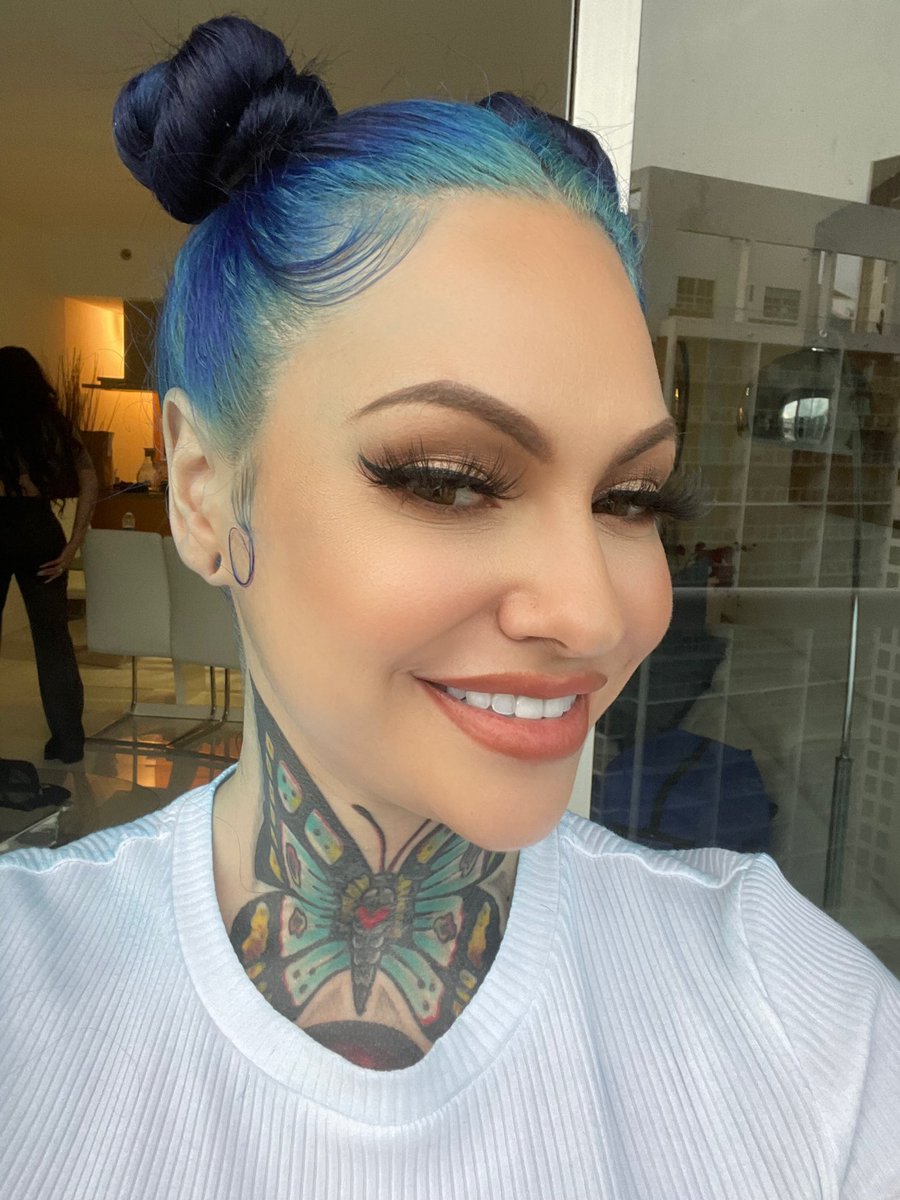 Retweet if you love my hair and makeup 💙