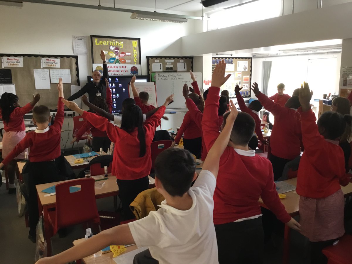 HenryWhipple1's tweet photo. Year 5 demonstrating angles using their bodies in Maths today. Can you spot an Obtuse angle ? #participators @NST_forschools @MyNottingham https://t.co/A9RTFbcO09