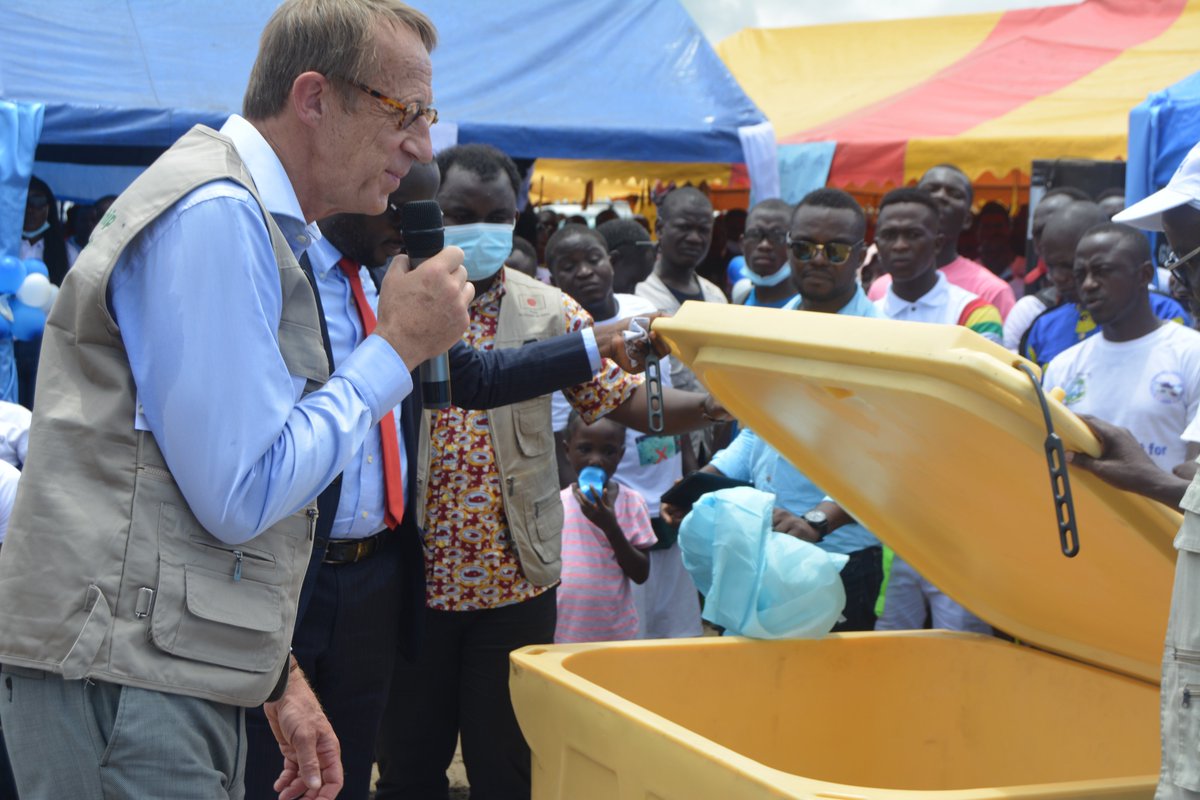 Liberia’s First Lady, @ClarWeah on Thursday 13th May officially launched the Net Exchange and Women in #Fisheries Empowerment project whiles the UNRC, @NeilsScott unveiled and handed over #fishprocessing kits to #womenfishmongers on behalf of #FAOLiberia