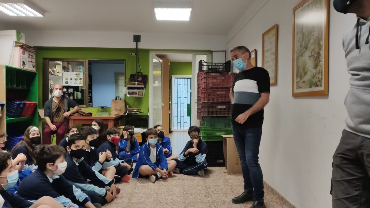 desosong_'s tweet photo. El projecte #Menjadrets no para de créixer al @Colecami. L'alumnat ha fet una sortida pel barri per descobrir horts urbans, botigues i col·lectius que promouen l’alimentació sostenible i el consum responsable molt a prop de casa seva com #DonesPortenyes, #Userda9 i #Ecovincles! https://t.co/T7SDEstoOv