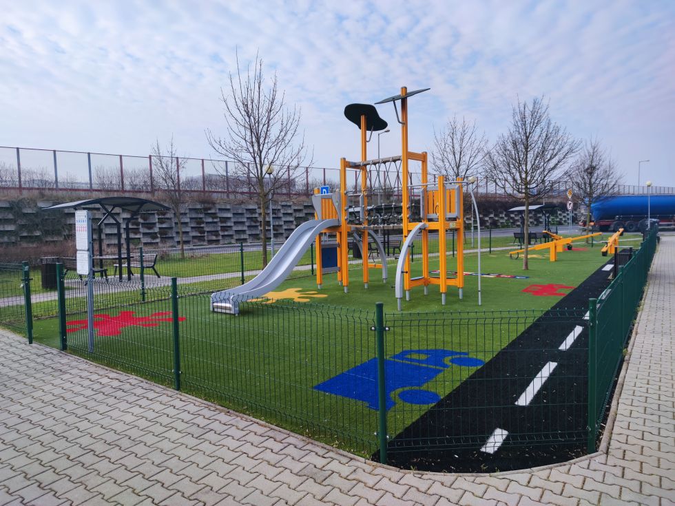 Výborná správa pre všetkých motoristov cestujúcich spolu so svojimi najmenšími ratolesťami. Od dnes - pondelka 17. mája - otvára Národná diaľničná spoločnosť všetky detské ihriská na diaľničných odpočívadlách, ktoré má vo svojej správe. Viac info ➡️ bit.ly/ihriska_otvore…