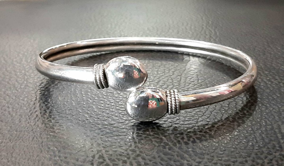 AnnaRecycle's tweet image. Really love this, from the Etsy shop PlanetEarthHandmade. etsy.me/33NhE1t #etsy #adjustablebangle #banglebracelet #unisexbangle #torquebangle #torquecuffbracelet #torquebracelet #torquebandbracelet #torquecuff #silvertorquebangle