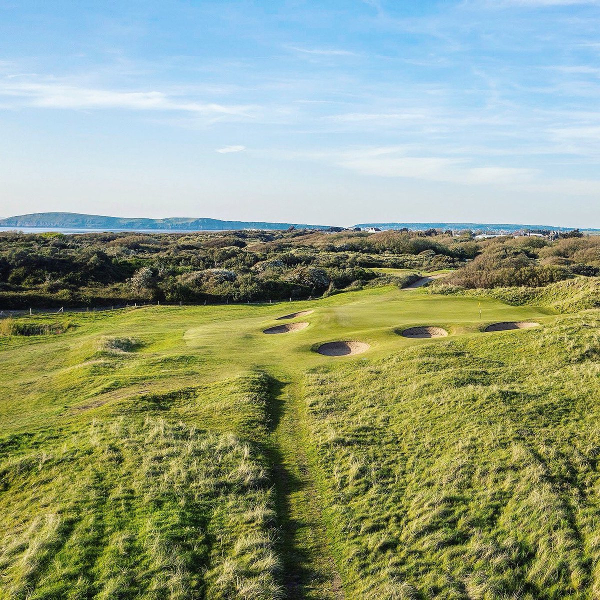 Side on view of the 9th green on the Championship Course.

The 9th is a classic example of a MacKenzie #par3 hole and was designed in conjunction with #harrycolt 

#golfcoursearchitecture #linksgolf #golfcoursedesign #burnhamonsea #somerset #golfcourseview #top100golfcourse