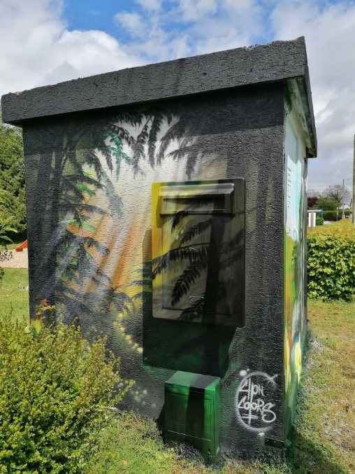 Enedis_BFC's tweet photo. Quand l'art et l'électricité s'allient ⚡ 

C'est en plein cœur de la #Nievre qu'un poste de transformation a été repeint par un artiste local, Jean-Charles Girard.
Désormais, c'est un joli paysage de campagne qui orne le poste aux abords de l'aire de jeux d'Aubeterre 🖌 https://t.co/I1G0hy9mCS