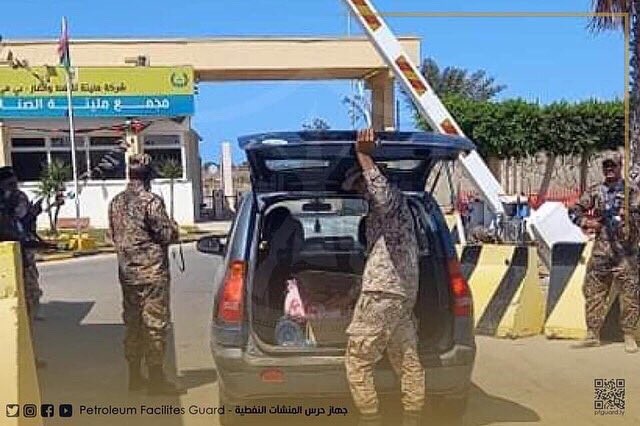 PFGuard_Libya's tweet photo. قامت وحدة حماية الأصول النفطية مليثة التابعة الى الجهاز خلال أيام عطلة عيد الفطر المبارك بتسيير دوريات استطلاع ومراقبة لمجمع مليثة الصناعي والمنطقة المحيطة به وتفقد البوابات الرئيسية والاسوار بالاضافة الى المرافق الواقعة داخل المجمع بالتعاون مع العاملين بالامن الصناعي للمجمع. https://t.co/5dKLyHD2tM
