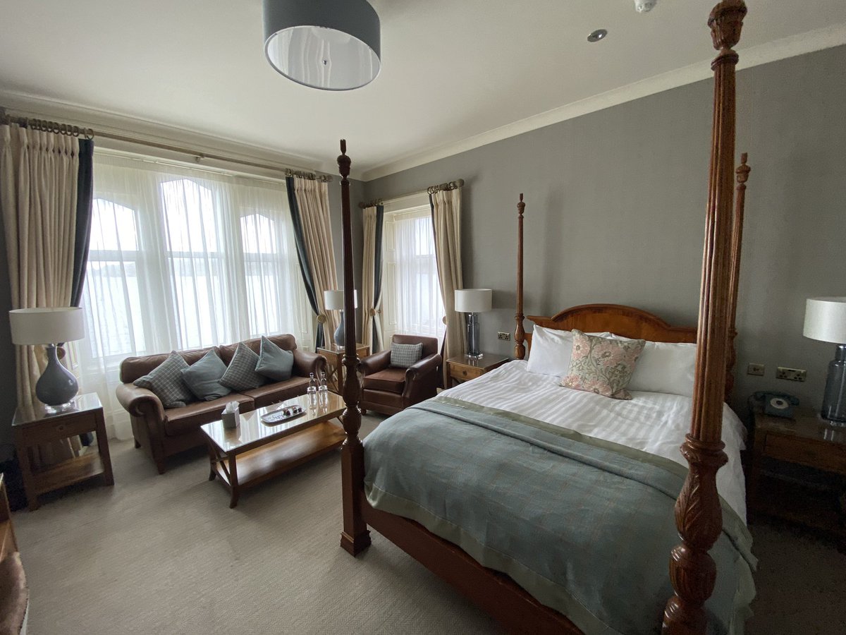 robinmckelvie's tweet photo. Not stayed at Oban Bay Hotel for 10 years. One of us has aged far better - love the refurb. Real class &amp; authentic shine, all hardwoods &amp; calming colours. Brings the best out of the views. And that bath. Nice one @CrerarHotels. @TravWriters https://t.co/krtcxV5J8q