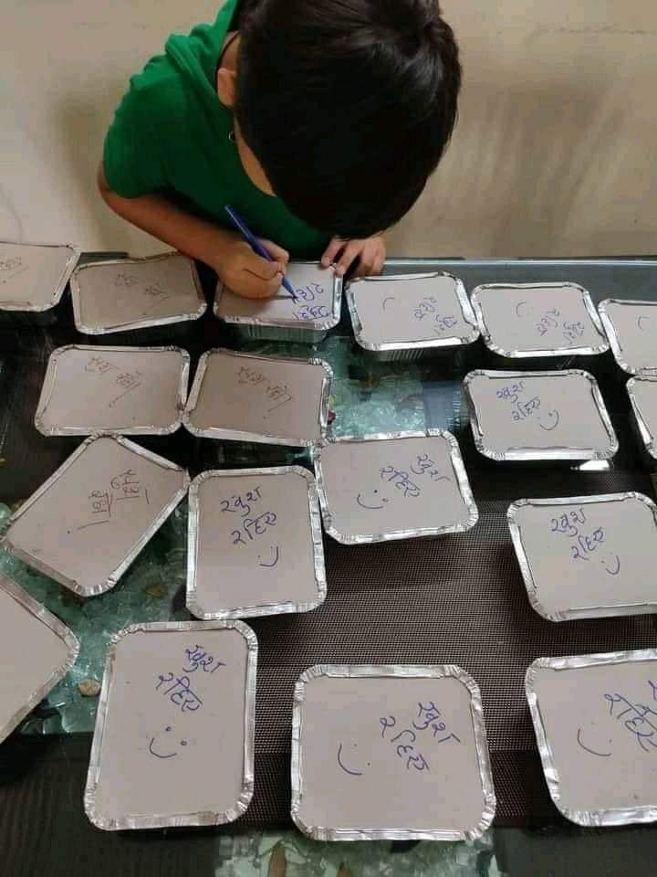 NationalDastak's tweet photo. खुश रहिये... इस दौर में ज़रा मुश्किल हैं।

पर इस बच्चे के जज़्बे को सलाम। https://t.co/ERq6qDePb0