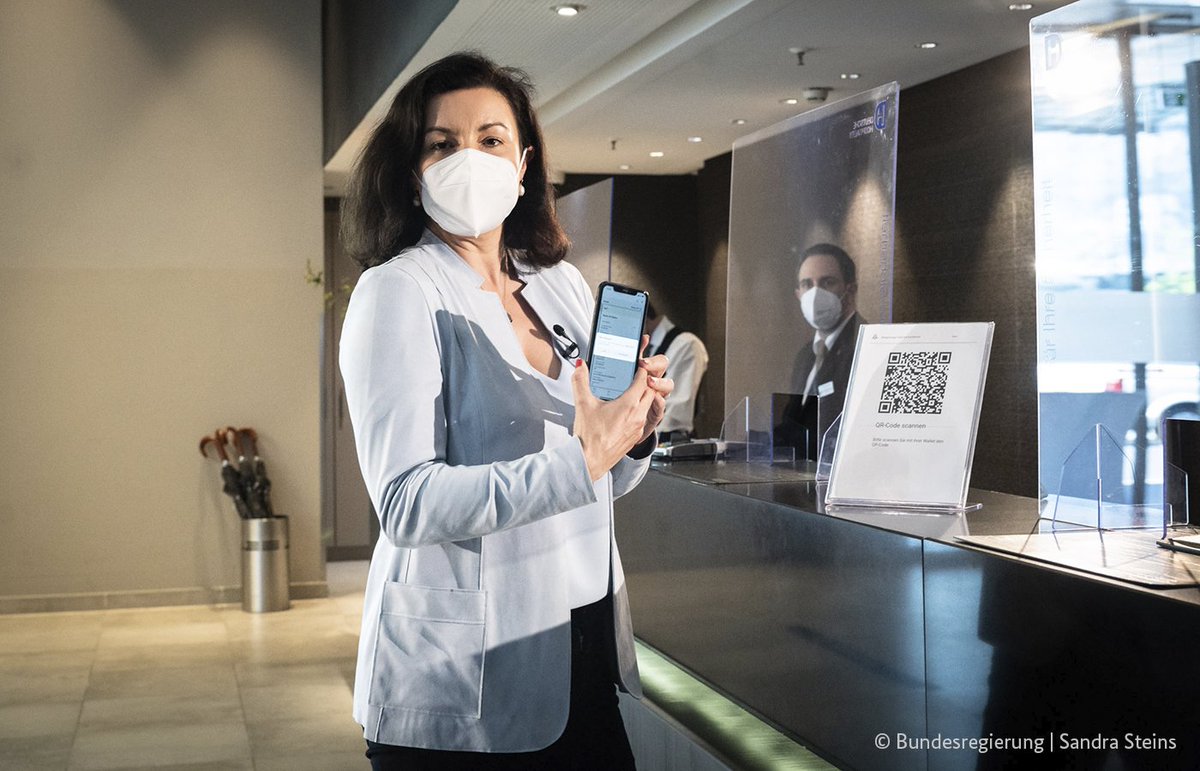 RegSprecherStS's tweet photo. Die #digitaleidentitaet ist ein wichtiger Baustein der Digitalisierung im Alltag. Als Praxistest ist heute ein Pilotprojekt an den Start gegangen. Es ermöglicht den sicheren Check-In beim Hotel, wie @DoroBaer hier präsentiert. Mehr: https://t.co/EayDqKv46J https://t.co/WyyFynm0wc