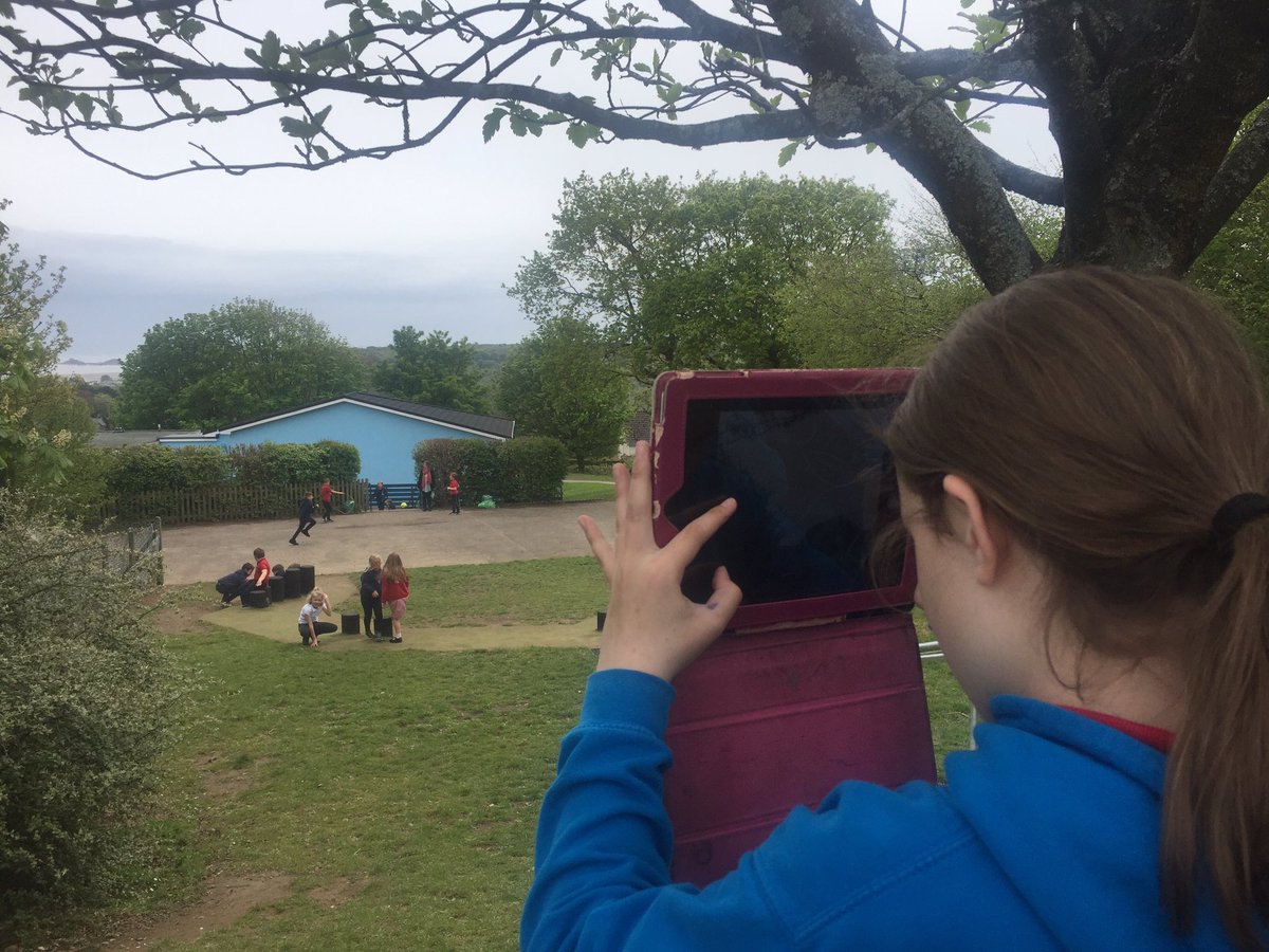 Hendrefoilan's tweet photo. Year 6 have been embracing our local area by drawing an image of their favourite scenery from around our school grounds.
#hdfpy6 #hdfpexpressivearts https://t.co/8LQHHRCfMO