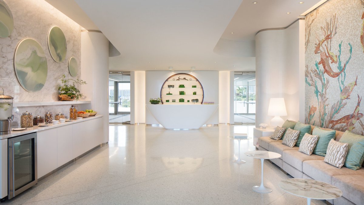 Jade_Signature's tweet image. At the center of the fourth floor, entirely dedicated to fitness and well-being, is the light-filled juice bar serving pressed juices, tea, and snacks. Treat yourself to a massage, sauna, manicure, or pedicure.

Learn more: jadesignaturecollection.com

📸: @dboxglobal
