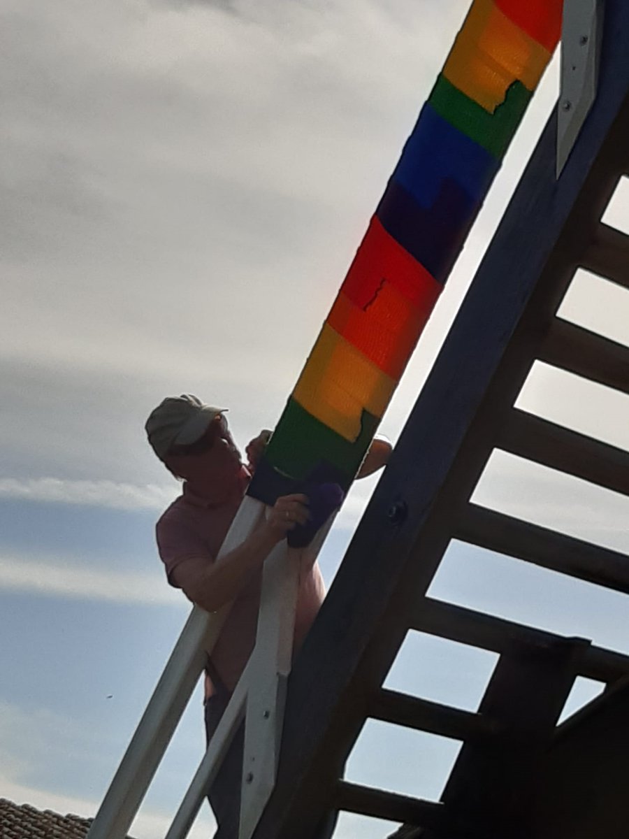 Bijna 100 breiende handenparen. Bijna 300 meter aan regenboogsjaals. Kortemark krijgt alle kleuren van de regenboog n.a.v. #IDAHOT2021 Merci, iedereen!