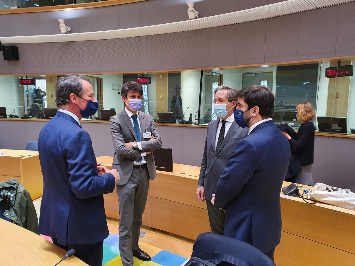 janvanhee1's tweet photo. Minister @dalle_benjamin en Ambassadeur Cartuyvels maken  voor de #EYCS Raad Jeugdzaken kennis met Portugese en Sloveense jeugd ministers en Commissaris @GabrielMariya @deptCJM @vljr @Flanders_DFA @BelgiumEU @2021PortugalEU #EU https://t.co/lT31cvRK4G