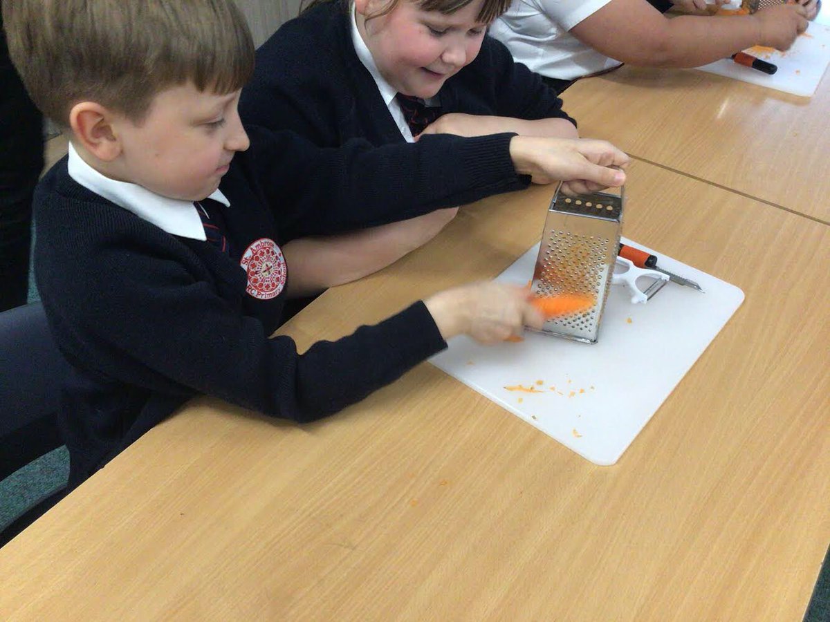 Y4 have been practising their culinary skills π½ We canβt to sample the final product! #primarydt #foodtech #foodtechnology #foodskills #futurechefs #chefsinthemaking https://t.co/0fH934ieou