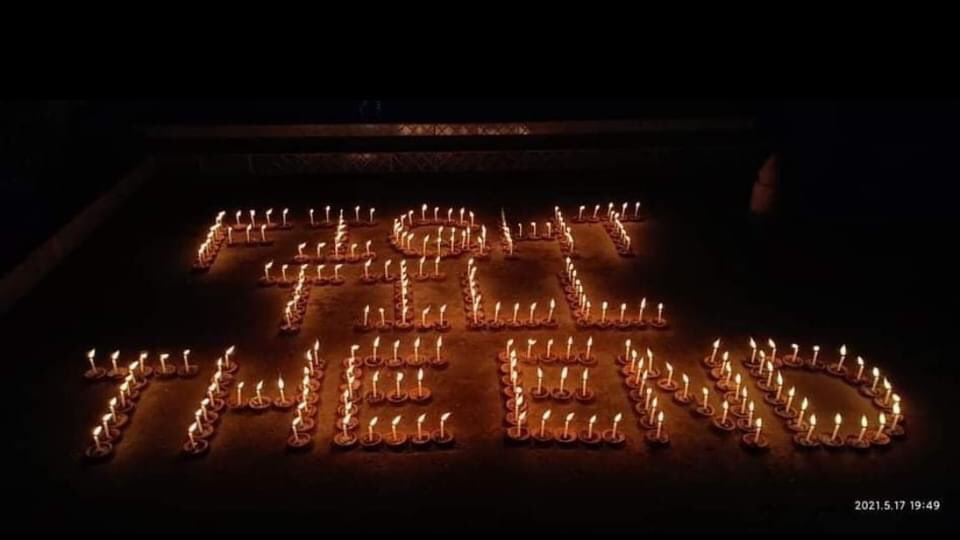 klatpri's tweet photo. Monks in Sa Taung, Sagaing, prayed for the immediate release of the arrested monks and the leaders of the country, as well as for the fallen martyrs and the people of Myanmar on the night of May 17. #WhatsHappeningInMyanmar #MilkTeaAlliance #May17Coup #NoFlyZoneInMyanmar https://t.co/4ilXYBTqsN