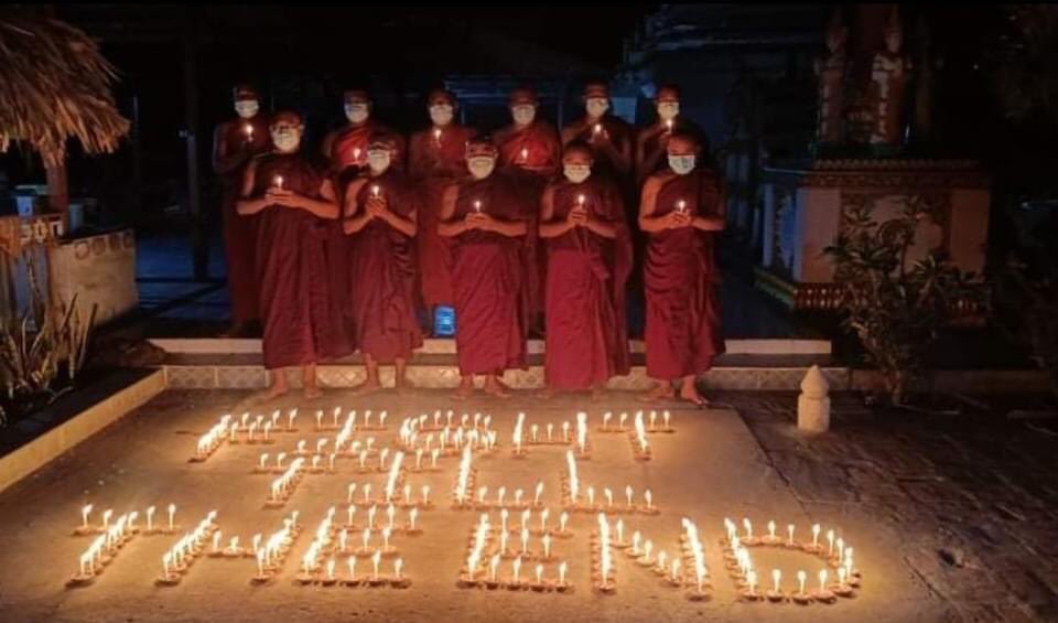 klatpri's tweet photo. Monks in Sa Taung, Sagaing, prayed for the immediate release of the arrested monks and the leaders of the country, as well as for the fallen martyrs and the people of Myanmar on the night of May 17. #WhatsHappeningInMyanmar #MilkTeaAlliance #May17Coup #NoFlyZoneInMyanmar https://t.co/4ilXYBTqsN