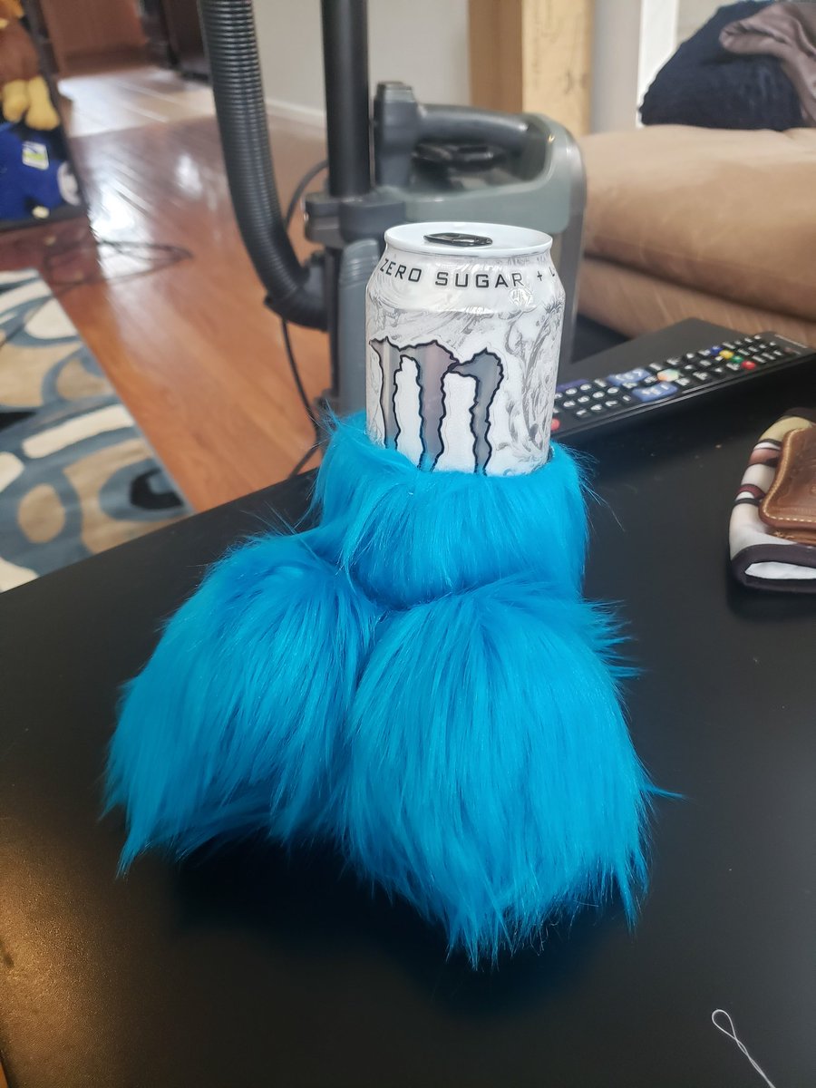 TeefBeast's tweet photo. I have some fiddling to do to make it closer to what I'm looking for. But @spicypupperoni's pattern got me started off strong, considering this is my 1st time crafting anything. Definitely needs some shaving kuz right now it's a cookie monster sheath XD plenty spare to work with https://t.co/uVbdhYfW1G