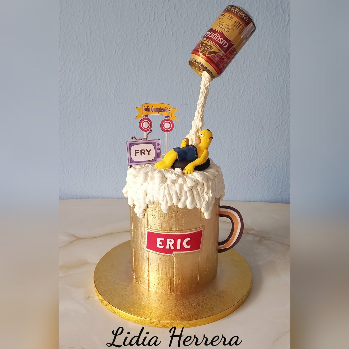 HJLidia's tweet photo. Torta Gravity de Homero Simpson 😍
#gravitycake
#homerosimpson https://t.co/mKSFEXiQLr